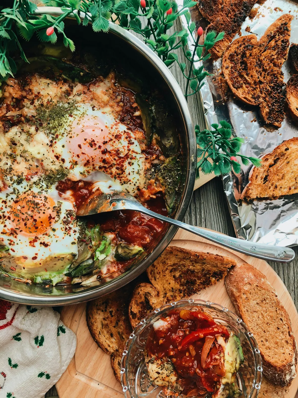 Huevos al horno sobre verduras salteadas
