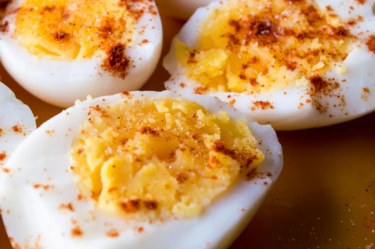 Mitades de huevos rellenos con pimentón espolvoreado